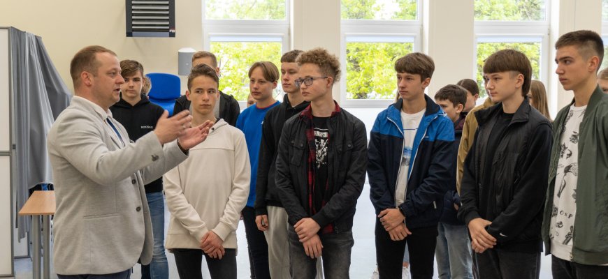 Moksleiviai susipažino su įvairiomis profesijomis (video+foto)