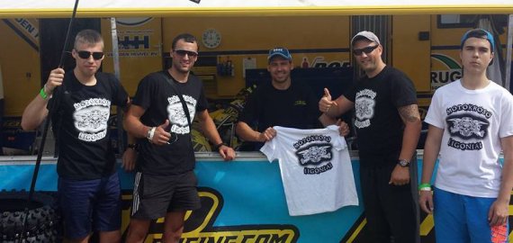 Pasaulio motociklų su priekabomis čempionate – kraštiečiai pateko į finalą, fanai dalijo firminius marškinėlius (foto)