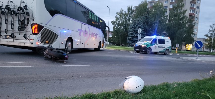 Keleivinis autobusas partrenkė motociklininką (foto+video)