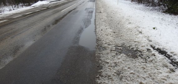 Keliuose išlieka slidžių ruožų