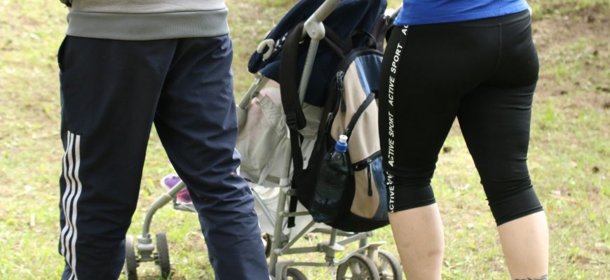 Patarimai mamoms, kaip išsirinkti patogią rankinę pasivaikščiojimams su vaiku