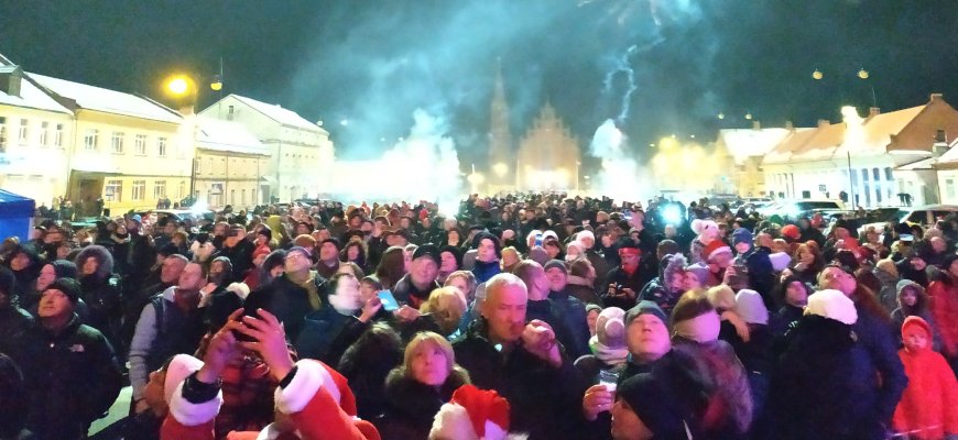 Rokiškėnai Nepriklausomybės aikštėje pasitiko Naujuosius metus (video)