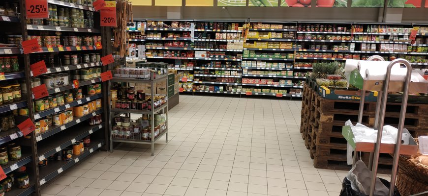 Kaip per karantiną pasikeitė atlyginimai prekybos tinkluose