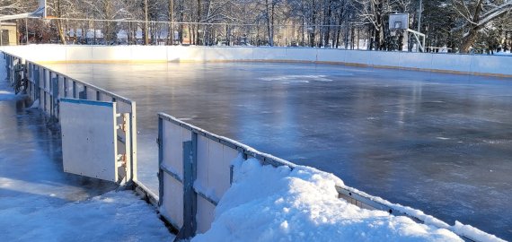 Rokiškis uždaro, Juodupė atidaro: ledo aikštelė veiks kasdien ir nemokamai