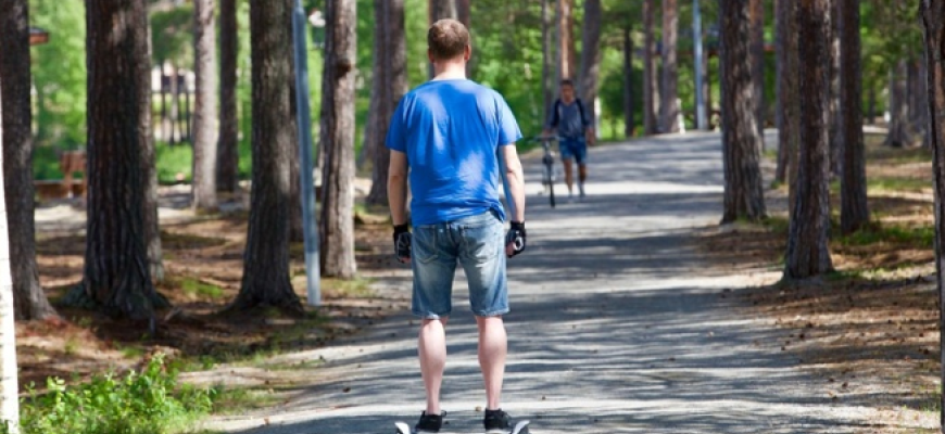 Ką rinktis: elektrinį paspirtuką ar riedį?