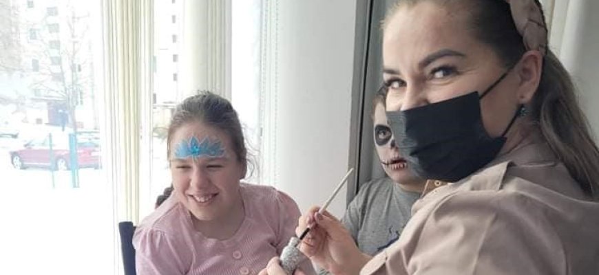 Rokiškio pagrindinėje mokykloje svečiavosi Rokiškio profesinio mokymo centro vizažo-grimo mokinė (foto)