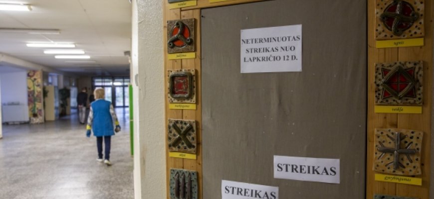 Mokytojai žada tęsti streiką dėl etatinio apmokėjimo