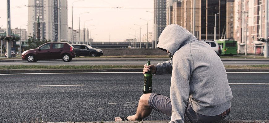 Su priklausomybe nuo alkoholio dirbantis profesorius papasakojo, kaip tai daroma Lenkijoje