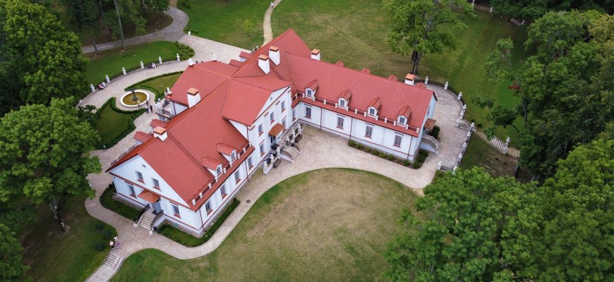 Dvariška pramoga vasarą – piknikas ant žolės išpuoselėtame parke