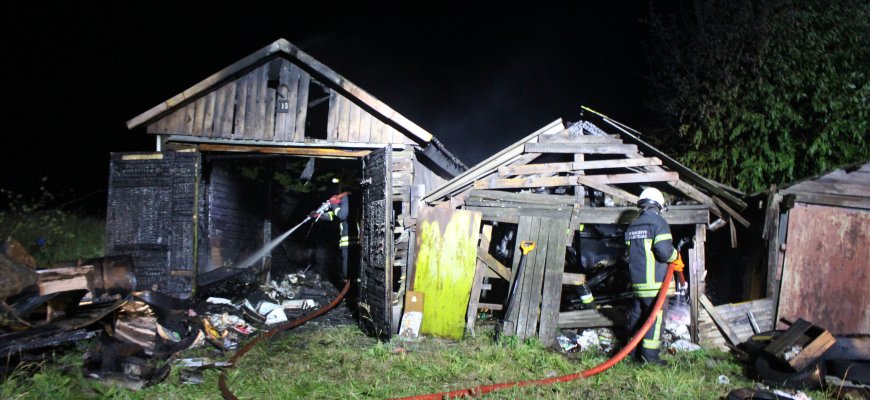 Ugniagesių operatyvumo dėka išvengta didelio gaisro (foto +video)