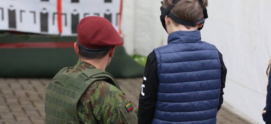 Karštajai koronaviruso linijai nuo penktadienio talkins per pusšimtį karių savanorių
