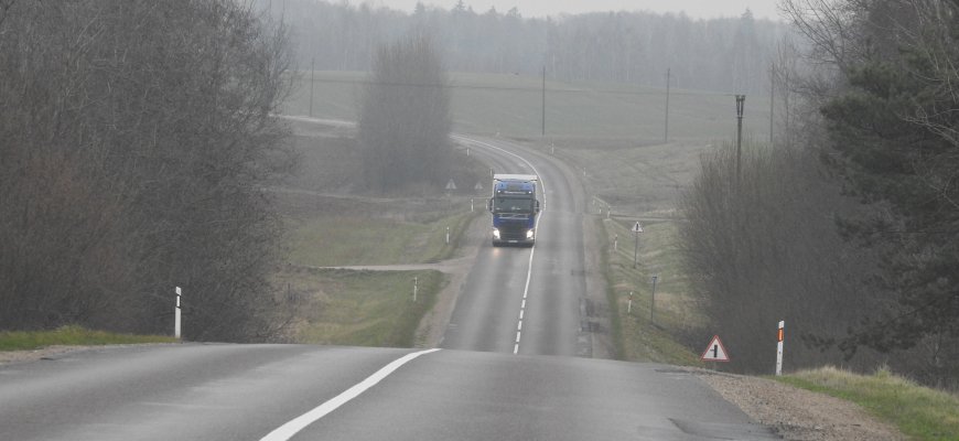 Saugus vairavimas: svarbu įvertinti eismo sąlygas ir pasirinkti saugų greitį
