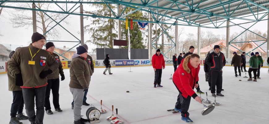 Sportuok aktyviai: neįgaliesiems surengtas bavariško akmenslydžio turnyras (foto)