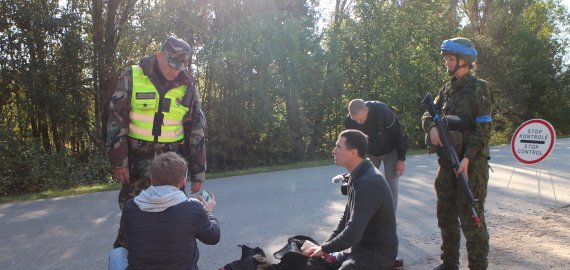Patikra pasienyje: gėlės ir pagyros neužliūliavo Valstybės sienos apsaugos pareigūnų bei karių budrumo