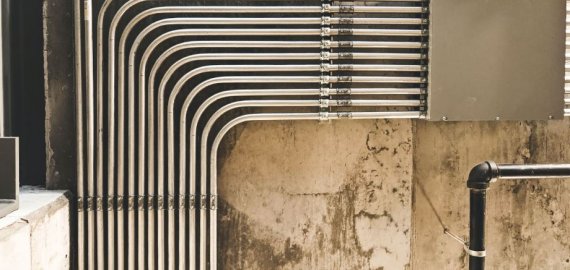 Kokie vandens boileriai taupiau naudoja elektrą?