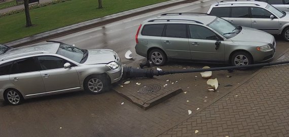 Volvo nepraleido Toyotos: krito stulpas (video+foto)