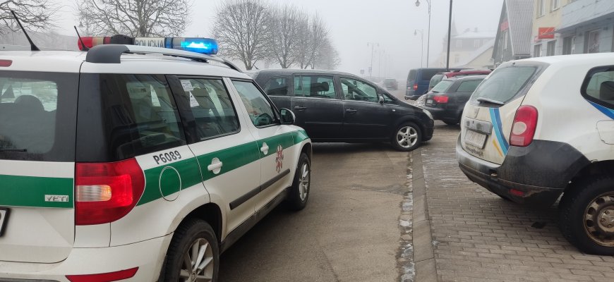 Priminimas vairuotojams, kaip saugiai palikti automobilį stovėjimo aikštelėse