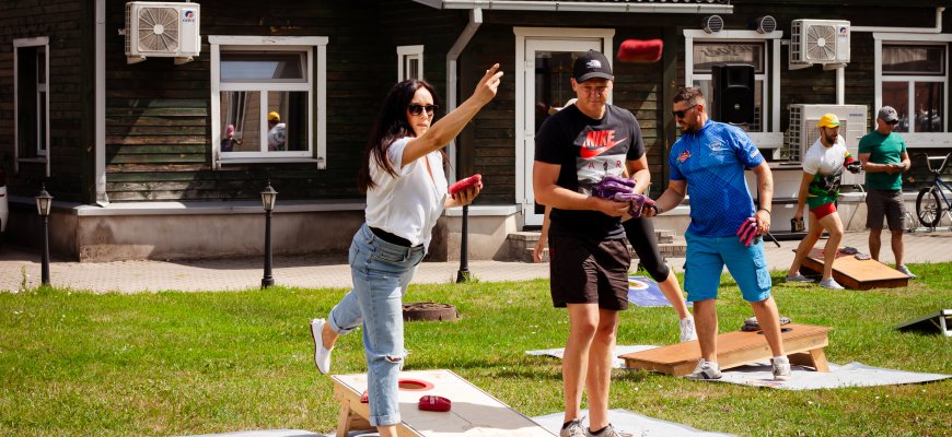 Rokiškyje įvyko „Cornhole“ turnyras: puiki atmosfera ir gausybė dalyvių (foto+video)