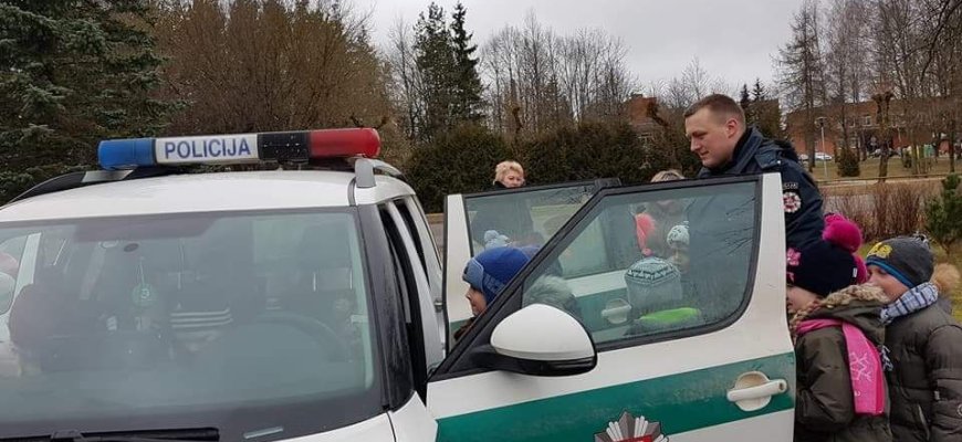 Policijos pareigūnai lankė darželinukus