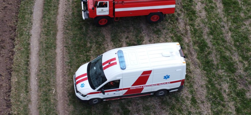 Apvirto automobilis, vairuotojas sužeistas