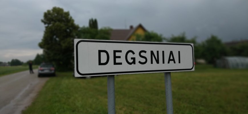 Degsnių kaime piktadariai sudegino namą