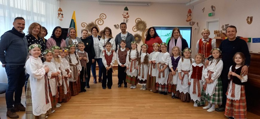 Rokiškio lopšelio-darželio „Varpelis“ kolektyvas mokysis... prižiūrėti kūdikius