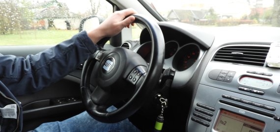 Daugybė pokyčių vairuotojams: siūlo drausti valgyti, rūkyti ar gerti prie vairo
