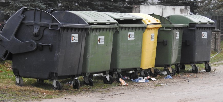 Degė šiukšlių konteineriai