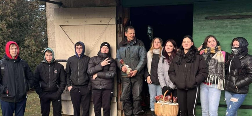 Kamajų A. Strazdo gimnazijos bendruomenė dalyvavo akcijoje „Sveikinimas vienišam žmogui“ (foto)