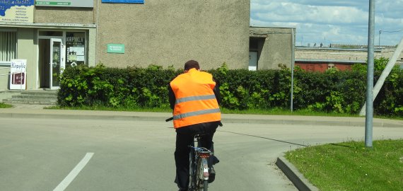 Techniškai tvarkingas dviratis ir ryškiaspalvė liemenė – saugesnė kelionė dviračiu