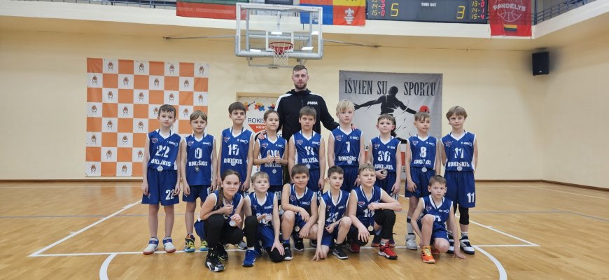 Rokiškio kūno kultūros ir sporto centre skraidė velykiniai kamuoliai