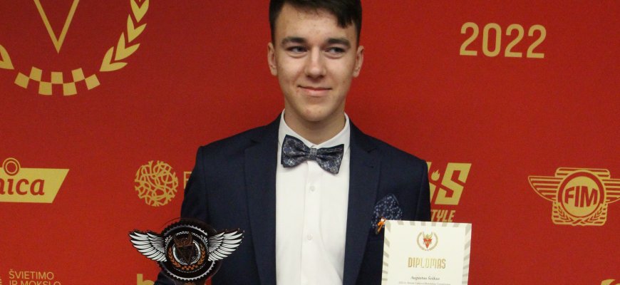Ant 2022 metų Lietuvos motociklų sporto federacijos apdovanotųjų pakylos ir rokiškėnai