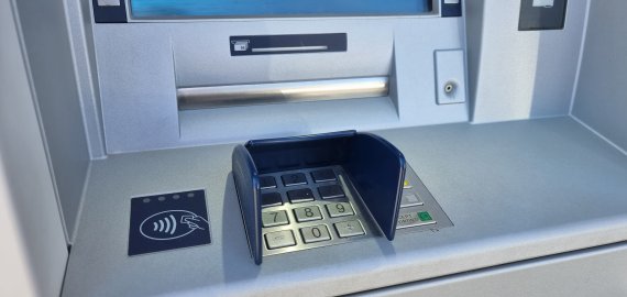 Svarstymai įpareigoti bankus įrengti daugiau bankomatų atidedami rudeniui