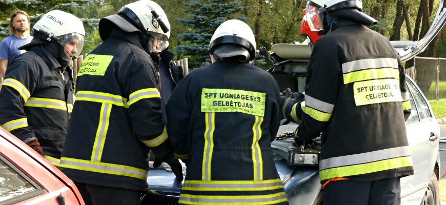 Mįslingai sudegė automobilis