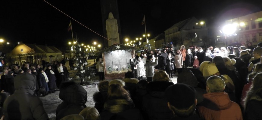 Kūčių vakarą rokiškėnai būriavosi Nepriklausomybės aikštėje (video+foto)