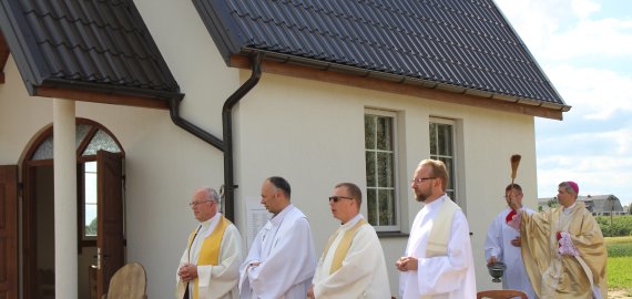 Pašventinta Kalvių koplyčia: į šventę susirinko per 300 tikinčiųjų (foto)