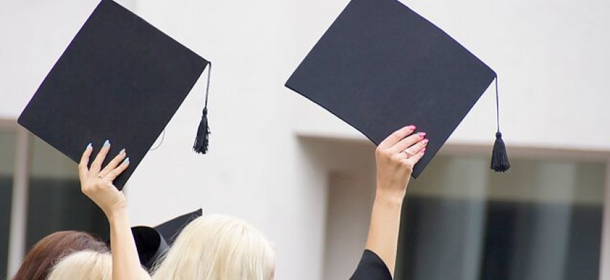 Stojant į aukštąsias mokyklas atsisakyta minimalaus egzaminų vidurkio reikalavimo