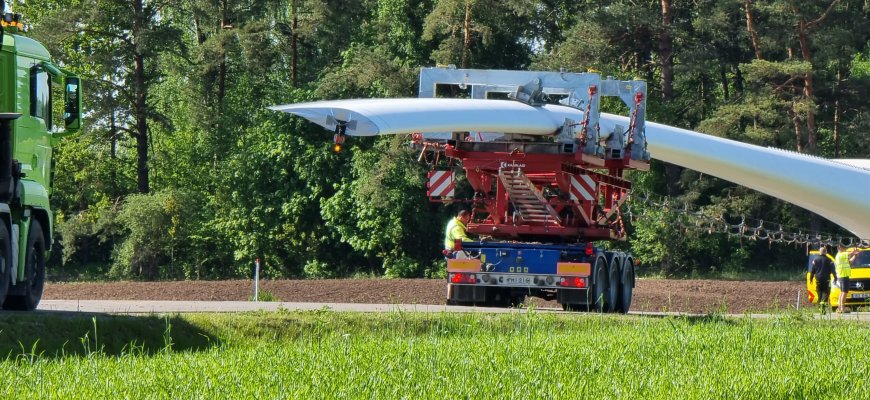 Į vėjo jėgainių parką Kamajų seniūnijoje gabenamas jėgainės sparnas (video+foto)