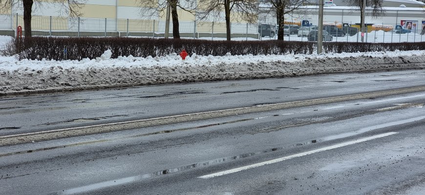 Keliuose yra slidžių ruožų, dieną eismo sąlygas sunkins plikledis, lijundra – kelininkai