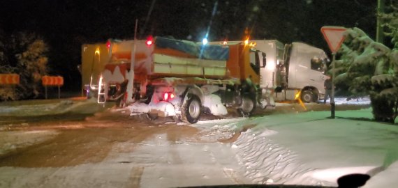 Raišių kaime dėl didelio snygio užblokuotas kelias (video)