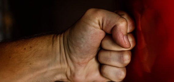 Agresyvumas neturi ribų - atimami pinigai, grasinimai - ir viskas per vieną dieną