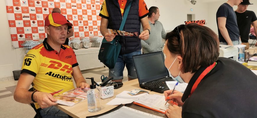 Į administracinę „Samsonas Rally Rokiškis“ komisiją trečiadienį suskubo didžioji dalis ekipažų