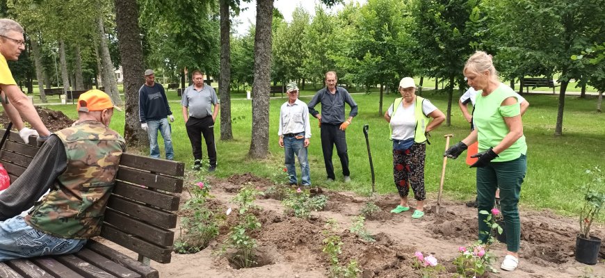 Kavoliškio parkas puošiamas gėlėmis