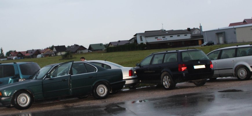 Vilties gatvėje jaunas vairuotojas sudaužė keturis automobilius: tris svetimus ir savo