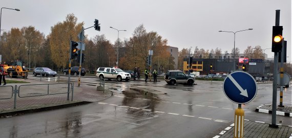 Neatidus vairuotojas judriausioje Rokiškio sankryžoje sutrikdė eismą (video+foto)