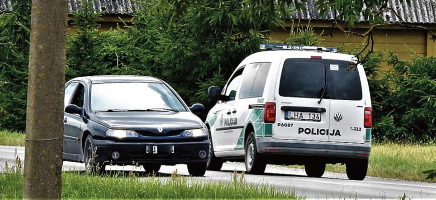 Neblaivaus vairuotojo kelionę į parduotuvę sustabdė pareigūnės