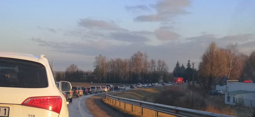 8 val. prie viaduko susiformavo automobilių kamštis