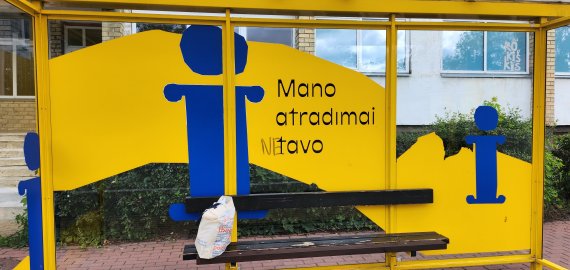Dailins apsilupusias autobusų stoteles