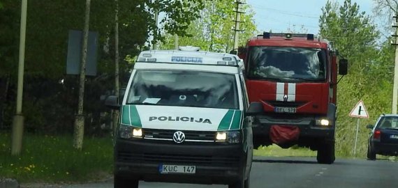 Šįkart ugniagesiai gelbėjo policijos pareigūnus