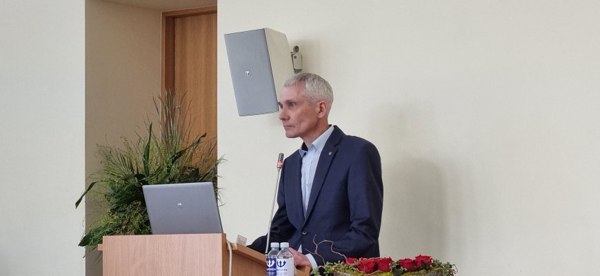 Rajono tarybos posėdyje apie kyšių ėmimą bei „Medikų dienos“ proga – narstymas iki „kaulelių“